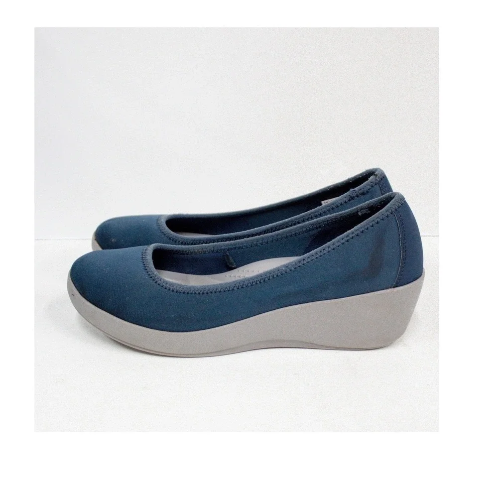 Crocs Iconic Busy Day Low Wedge Women's Size 7 Comfort Shoes—Casual Chic